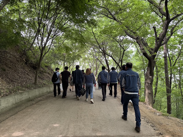 영인산자연휴양림 등산로를 따라 올라가며 플로깅을 하는 볼런투어 참가자들의 모습.