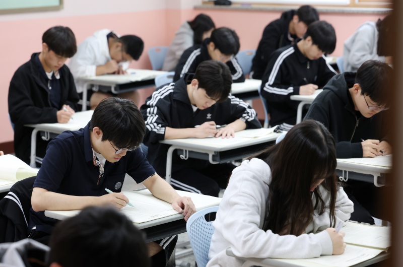 교육부는 29일 '2025~2026년 고교교육 기여대학 지원사업' 선정 결과를 발표했다. 사진은 기사와 직접 관련이 없으며 지난 8일 학생들이 2025년 5월 전국연합학력평가를 치르고 있는 모습.(ⓒ뉴스1, 무단 전재-재배포 금지)