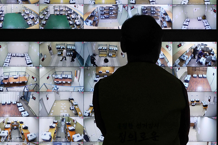 제21대 대통령선거 사전투표 첫날인 29일 오후 서울 종로구 서울시선관위에서 시민단체 관계자가 사전투표함 보관장소와 우편투표함 보관장소 CCTV를 바라보고 있다. 2025.5.29 (ⓒ뉴스1, 무단 전재-재배포 금지)