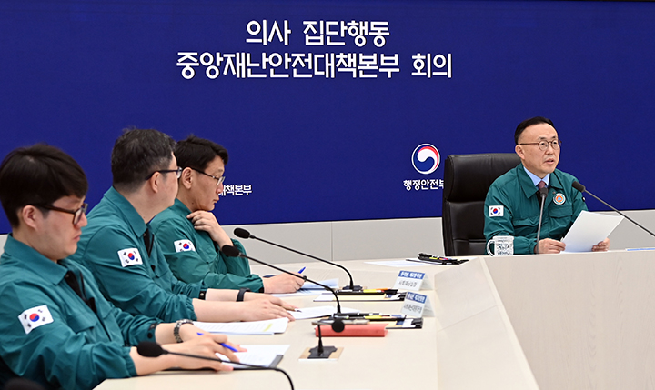 이한경 중앙재난안전대책본부 제2총괄조정관이 의사 집단행동 중대본 회의를 주재하고 있다. 2025.5.30 (ⓒ뉴스1, 무단 전재-재배포 금지)