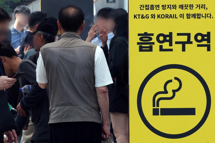 서울역 흡연실에서 시민들이 담배를 피고 있다. 2025.5.29. (ⓒ뉴스1, 무단 전재-재배포 금지)