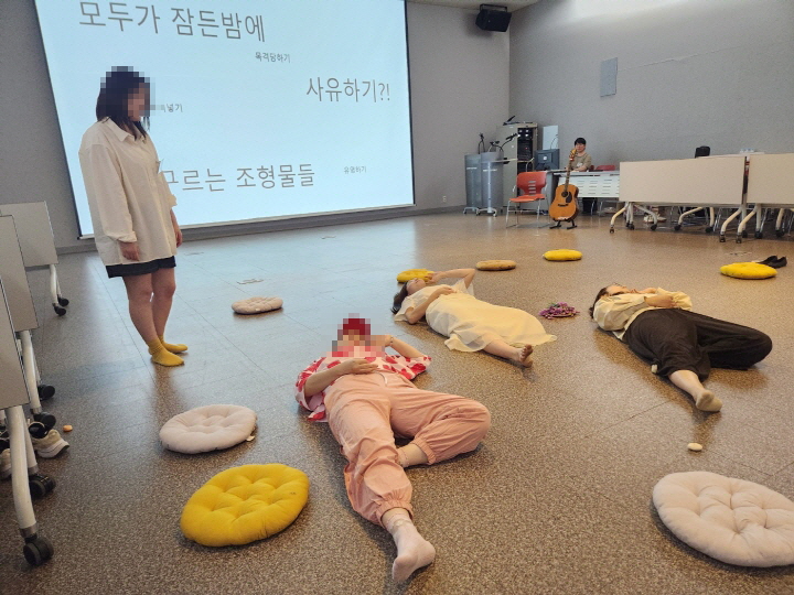 참여자들이 반가사유상을 떠올리면서 상대의 인체를 조각상으로 표현해 보고 있다.