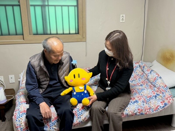 독거노인 가구에 AI 돌봄로봇 꿈돌이를 전달하는 모습.(대전시 제공).(ⓒ뉴스1, 무단 전재-재배포 금지)