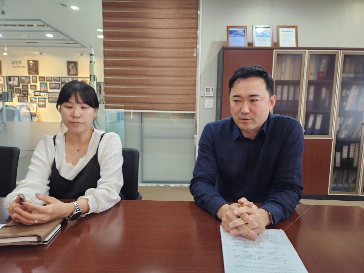임현아 차장(좌), 성호준 대표(우)와의 인터뷰 시간은 사무실 분위기만큼 유쾌하고 즐거웠다.