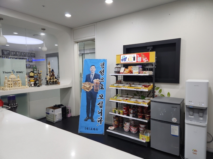 직원이 근무시간에 이용할 수 있는 스낵바를 운영하고 있다.