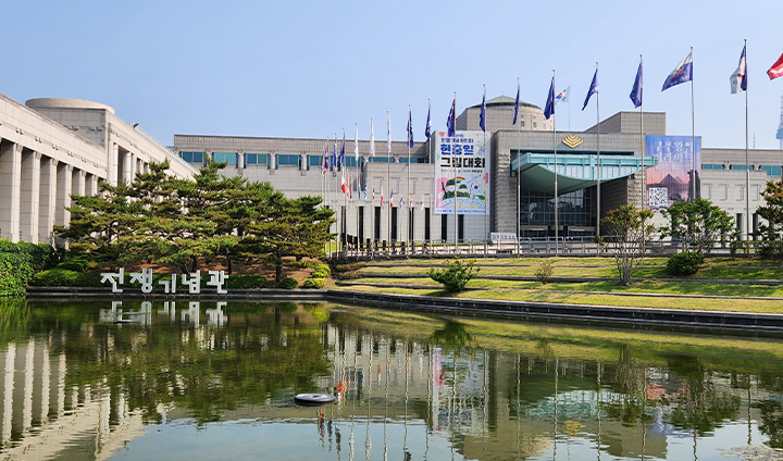 연못과 평화광장을 가로질러 6·25전쟁 참전국 기념비의 모습이 한눈에 보인다.