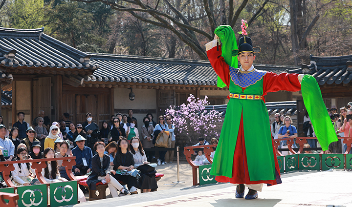 서울 종로구 창덕궁 연경당에서 국립국악원 정악단과 무용단이 '창덕궁 풍류-1828, 연경당' 공연을 하고 있다.(사진=저작권자(c) 연합뉴스, 무단 전재-재배포 금지)
