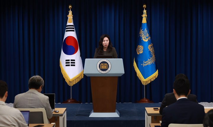 강유정 대통령실 대변인이 4일 서울 용산 대통령실 청사에서 이재명 대통령 취임 첫날 일일 브리핑을 하고 있다. 2025.6.4(저작권자(c) 연합뉴스, 무단 전재-재배포 금지)