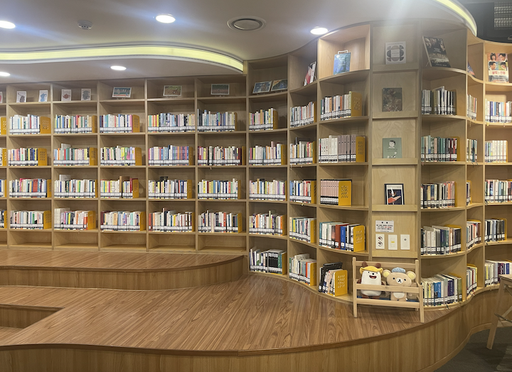 책도 읽고 각자의 시간을 보낼 수 있는 가재울도서관의 공간 모습이다.