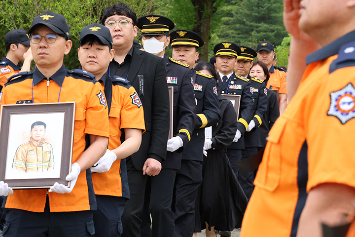 지난 4월 24일 오후 국립대전현충원에서 순직 소방공무원 9명의 합동 안장식이 진행되고 있다. 이번에 안장된 소방공무원은 고(故) 곽종철 소방장, 배규대 소방장, 민대성 소방위, 박주상 소방장, 한명희 소방장, 정미화 소방교, 김관옥 소방장, 고은호 소방경, 오세민 소방위다.(사진=저작권자(c) 연합뉴스, 무단 전재-재배포 금지)