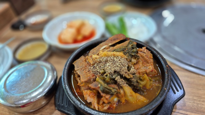 푸짐한 감자탕 한 그릇.(필자 제공)