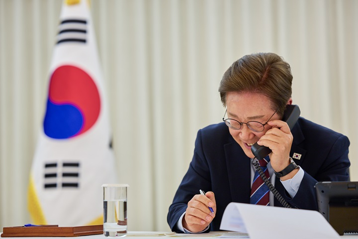 이재명 대통령이 6일 대통령실 관저에서 도널드 트럼프 미국 대통령과 전화 통화를 하고 있다. (대통령실 제공. 재판매 및 DB 금지)