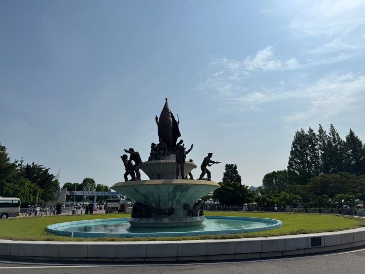 현충원 내부로 들어서서 가장 먼저 마주하게 되는 충성분수대. 강렬한 느낌을 받을 수 있었다.