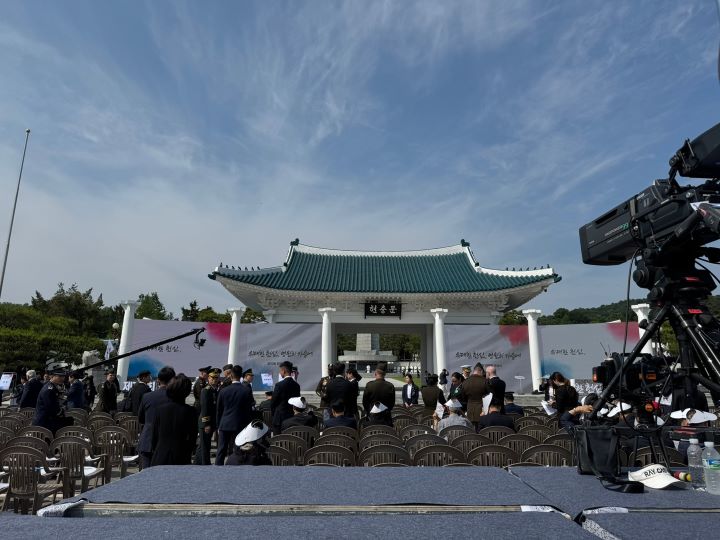 현충일 추념식은 오전 9시 55분에 시작됐고, 오전 10시 전국적으로 진행된 사이렌 소리에 맞춰 묵념과 예포가 발사되는 것으로 본격적인 행사가 시작됐다.