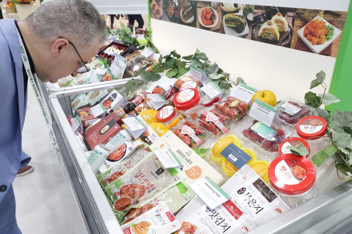 서울 서초구 aT센터에서 열린 K-Food+ 바이어초청 수출상담회 BKF(Buy Korean Food)에서 바이어 등이 식품 전시를 둘러보고 있다. 2024.4.17. (ⓒ연합뉴스, 무단 전재-재배포 금지)