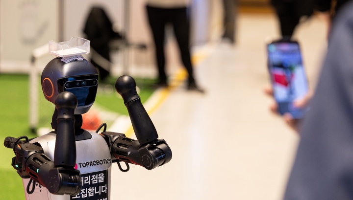 서울 강남구 코엑스에서 열린 '한국전자제조산업전X오토모티브월드코리아'에 휴머노이드 로봇이 전시돼 있다. 2025.4.16. (ⓒ뉴스1, 무단 전재-재배포 금지)