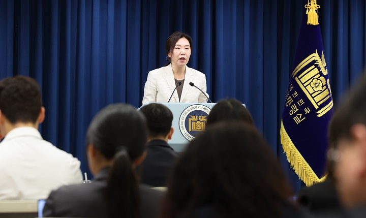 강유정 대통령실 대변인이 10일 서울 용산구 대통령실 청사에서 브리핑을 하고 있다. 2025.6.10(ⓒ뉴스1, 무단 전재-재배포 금지)