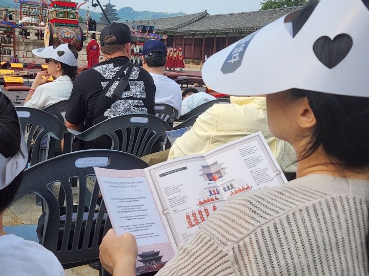 평상시 공연장에서 쉽게 볼 수 없는 궁중 연회라서 수시로 절차를 확인하면서 공연을 관람했다.