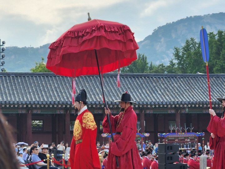 세종대왕을 맡은 강신일 배우는 군주로서의 위엄을 보이면서 연기했다.