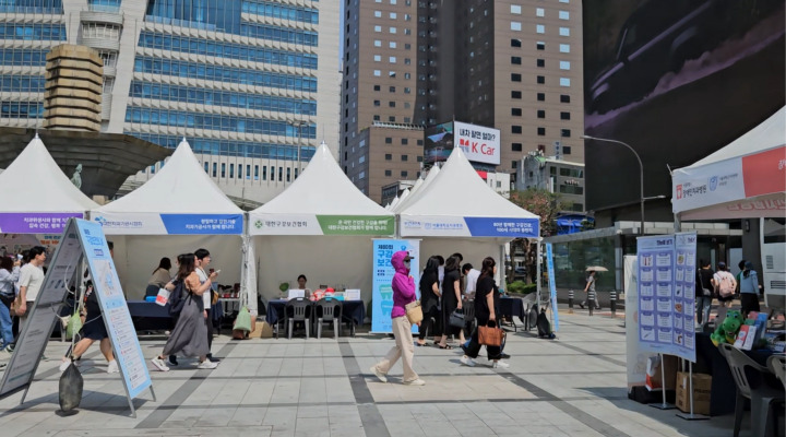 야외 행사장에서는 치과 종사 각 기관들이 부스를 운영하며 치아 건강의 중요성을 알리고 있다