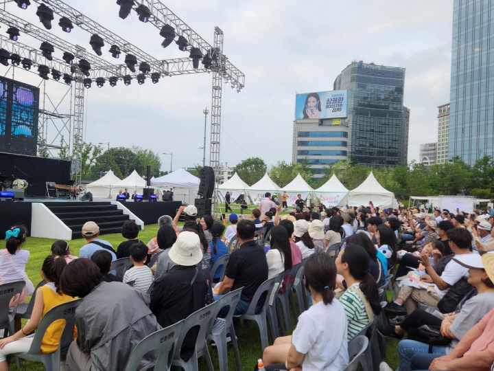 많은 시민이 서울 시내 곳곳에서 국악의 날 기념한 국악 축제를 즐기고 있다.