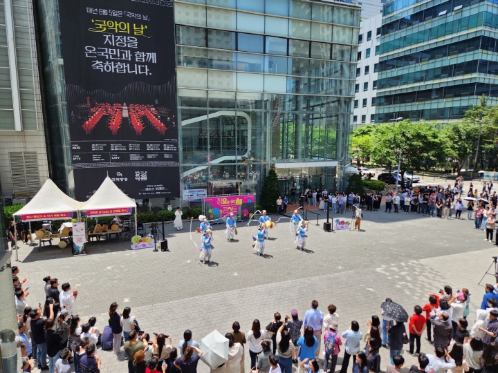 길거리 공연이 열리는 문화거리 주변 빌딩에서도 공연을 내려다볼 수 있었다.