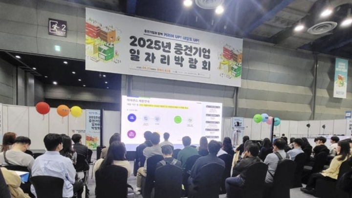지난봄, 취업박람회에서 설명을 듣고 있는 수많은 구직자들을 보았다.