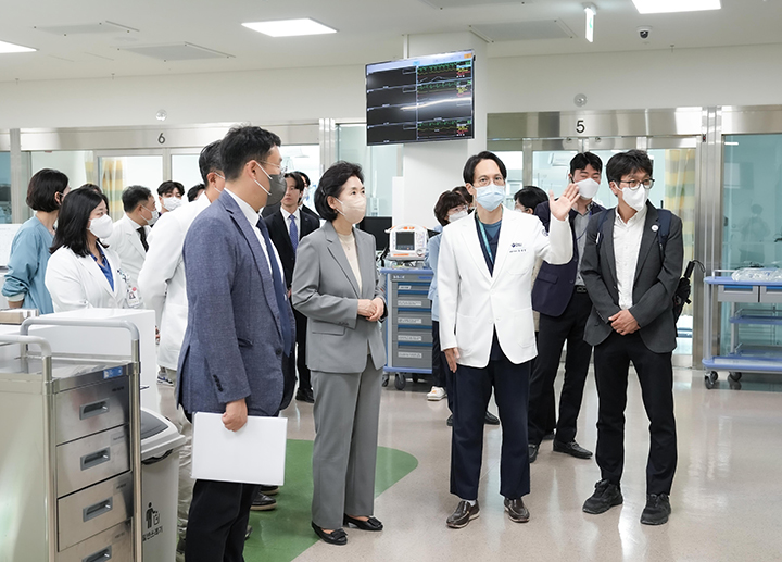 지영미 질병관리청장이 5일 코로나19 유행을 대비해 세종충남대학교병원을 방문, 대비 상황을 점검하고 있다. 2025.6.5 (ⓒ뉴스1, 무단 전재-재배포 금지)