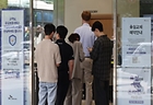 지난달 22일 서울 시내 한 SK텔레콤 공식인증 대리점에서 고객들이 유심 교체를 위해 대기하고 있다.(사진=저작권자(c) 연합뉴스, 무단 전재-재배포 금지)