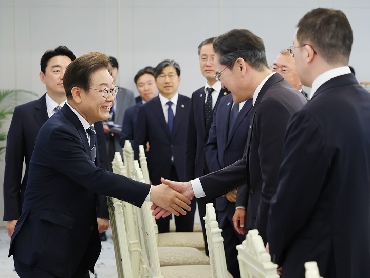 이재명 대통령이 13일 서울 용산 대통령실에서 열린 6경제단체·기업인 간담회에서 이재용 삼성전자 회장과 악수하고 있다. 2025.6.13 [대통령실통신사진기자단](저작권자(c) 연합뉴스, 무단 전재-재배포 금지)