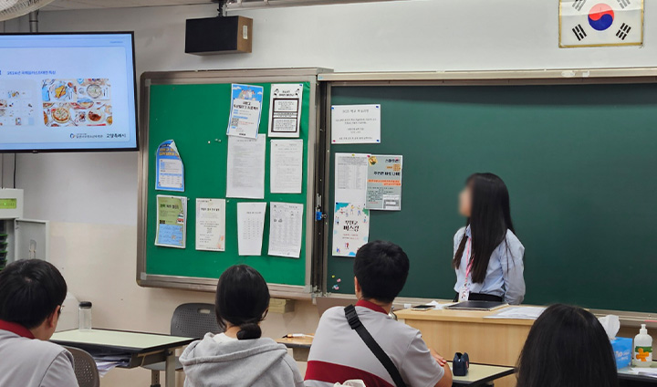 학과 멘토링 수업을 집중해서 듣고 있는 학생들의 모습이다. 진로에 대한 고민을 거치는 학생뿐 아니라, 고교학점제를 통해 진로를 뚜렷하게 설정한 학생도 만나볼 수 있었다.