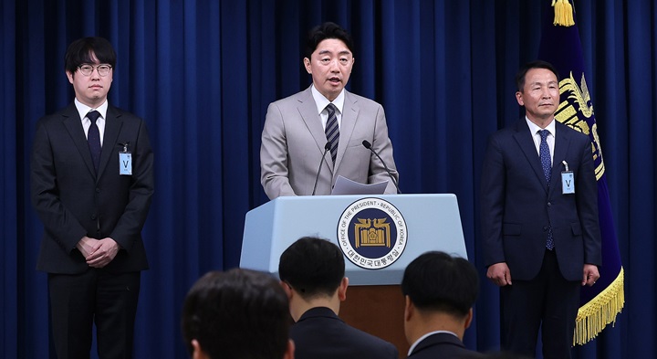 강훈식 대통령 비서실장이 15일 서울 용산구 대통령실 청사에서 인선 관련 브리핑을 하고 있다. 왼쪽부터 하정우 AI 미래기획수석, 강 비서실장, 김현종 국가안보실 1차장. 2025.6.15(ⓒ뉴스1, 무단 전재-재배포 금지)