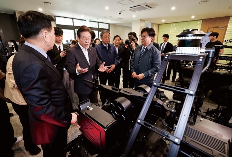 이재명 대통령이 대선 후보 시절인 4월 17일 대전 유성구 국방과학연구소를 방문해 인공지능(AI) 기반 무인체계 연구개발 현장을 둘러보고 있다. 사진 뉴시스
