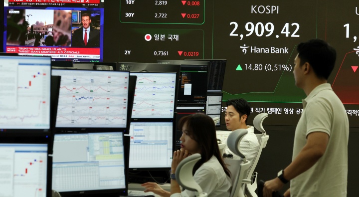 16일 오전 서울 중구 하나은행 딜링룸 전광판에 개장 시황이 나오고 있다. 이날 코스피는 중동 위기에도 2900선 돌파하며 장을 시작했다. (ⓒ뉴스1, 무단 전재-재배포 금지)