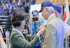 강정애 국가보훈부 장관이 경기 수원시 장안구 수원실내체육관에서 열린 '제27회 고엽제의 날 전우 만남의 장' 행사에서 참전용사 대표에게 제복을 입혀드리고 있다. 2024.7.18. (ⓒ뉴스1, 무단 전재-재배포 금지)