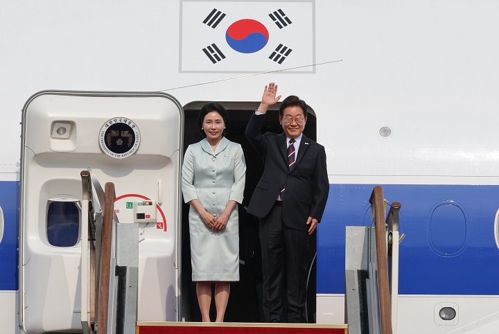이 대통령, 'G7 정상회의' 참석차 출국…"안정적 국정운영" 당부