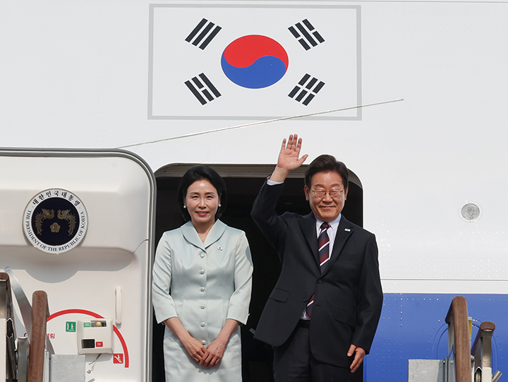 주요 7개국(G7) 정상회의에 참석하는 이재명 대통령이 김혜경 여사와 16일 성남 서울공항 공군 1호기에서 인사하고 있다.(사진=저작권자(c) 연합뉴스, 무단 전재-재배포 금지)