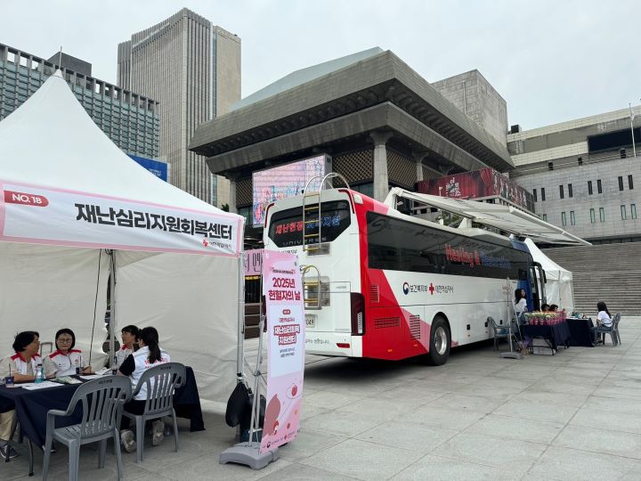 헌혈 관련 행사인 만큼 헌혈 버스를 통해 헌혈할 수도 있었다. 나는 성분 헌혈을 한 지 2주가 채 지나지 않아 헌혈에 참여할 수는 없었다.