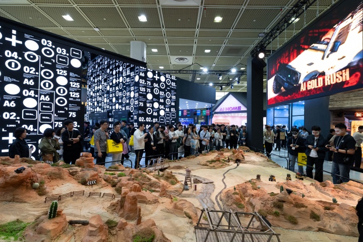 서울 강남구 코엑스에서 열린 '2025 월드 IT쇼'를 찾은 관람객들이 부스를 둘러보고 있다. 이번 '월드 IT쇼'는 'AI로 디지털 대전환, 과학기술로 미래 선도'라는 슬로건으로 열렸다. 2025.4.24. (ⓒ뉴스1, 무단 전재-재배포 금지)
