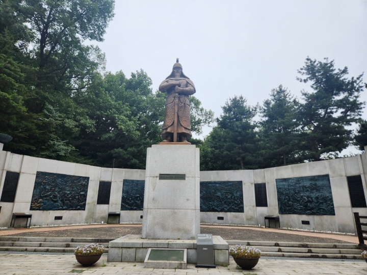 행주대첩을 기리는 권율 장군 동상이 행주산성 입구에 있다.