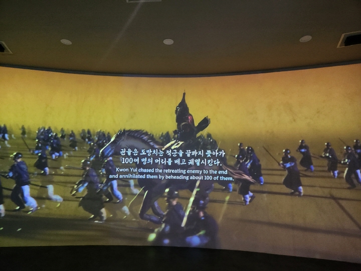행주대첩에서 여성들의 활약으로 행주치마라는 단어가 생겨났다. 사진은 대첩기념관에서 본 행주대첩 실감영상.