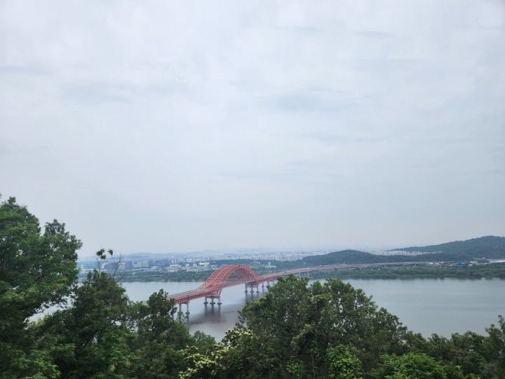 행주산성 정상에서 내려다본 한강을 가로지르는 방화대교의 모습이다.