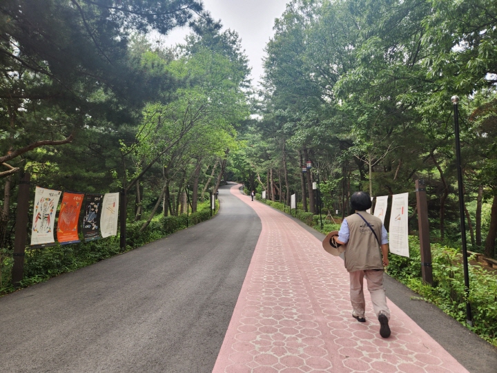 행주산성 정상으로 가는 길목 곳곳에 '알기 쉬운 행주산성 이야기'가 걸려 있다.