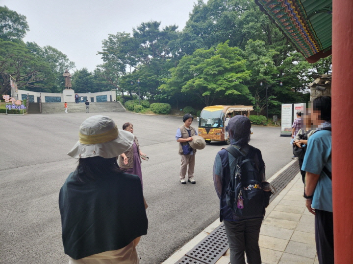 행주산성 입구에 국가유산주간 특집 프로그램 참여자들이 집결했다.