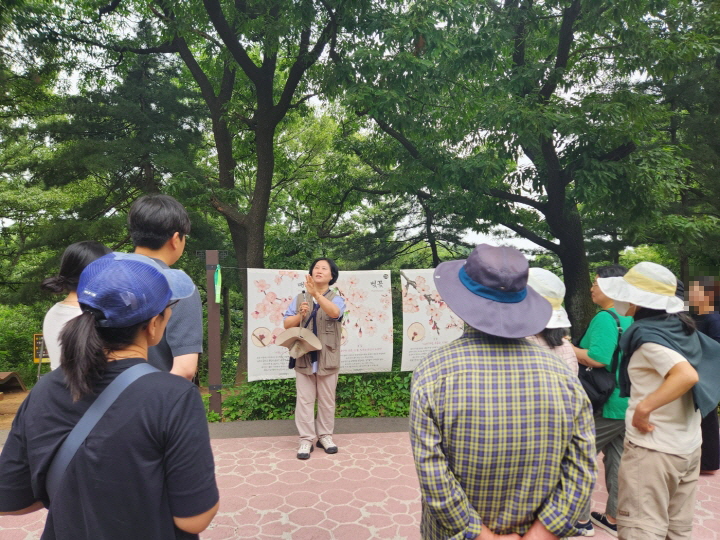 이옥석 대표가 참여자들에게 행주산성 곳곳을 안내하면서 행주대첩 이야기를 들려주고 있다.