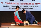 지난달 27일 세종시 정부세종컨벤션센터에서 열린 제14회 전국 일반인 심폐소생술 경연대회에서 심폐소생술 연기를 펼치고 있다.(사진=저작권자(c) 연합뉴스, 무단 전재-재배포 금지)