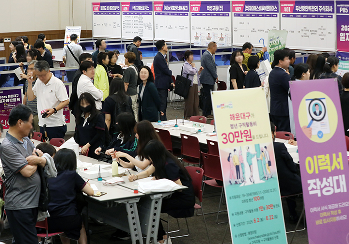 부산 해운대구 벡스코 제1전시장 컨벤션홀에서 열린 '2025 해운대구 일자리박람회'에서 구직자들이 면접을 보기 위해 줄지어 서 있다. 2025.6.16 (ⓒ뉴스1, 무단 전재-재배포 금지)