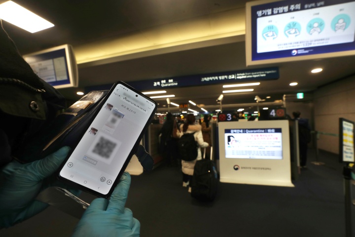 인천국제공항 제1여객터미널 입국장에서 한 중국발 입국자 코로나19 검역정보사전입력시스템(Q-CODE, 큐코드)을 보여주고 있다. 2023.1.5. (ⓒ뉴스1, 무단 전재-재배포 금지)