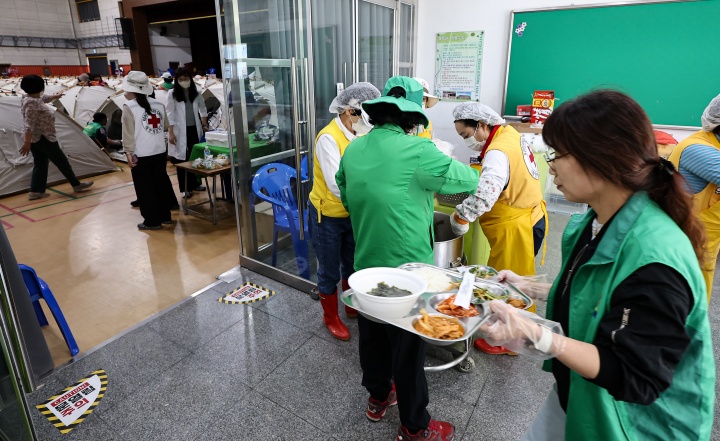 지난 4월, 29일 대구 함지산 일대 산불 발생 이후 대구 북구 팔달초등학교에 설치된 대피소에서 자원봉사자들이 이재민들의 점심식사를 챙기고 있다. 2025.4.29. (ⓒ뉴스1, 무단 전재-재배포 금지)