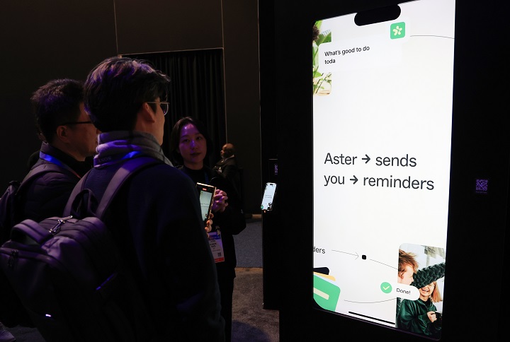 CES 2025 개막 사흘째인 지난 1월 9일(현지시간) 미국 네바다주 라스베이거스 컨벤션센터 센트럴홀에 마련된 SK 전시관에서 관람객이 인공지능 개인 비서 서비스 '에스터'에 관해 설명듣고 있다.(사진=저작권자(c) 연합뉴스, 무단 전재-재배포 금지)